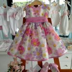 Abito Blossom Spettacolare abito da cerimonia in tessuto fantasia floreale all over, modello smanicato con cintura in tessuto con ampio fiocco sul retro, allacciatura con zip nascosta, voluminosa sottogonna con tulle, scollo - giromanica e fondo profilati in tessuto tinta unita. Made in Italy Abito da Cerimonia Bambina Abito da Cerimonia Neonata