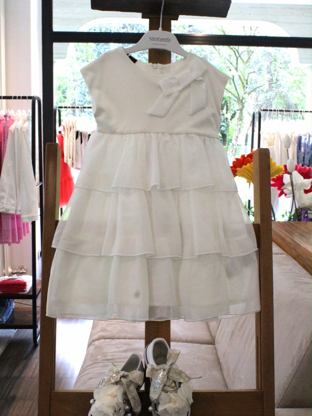 ABITO CHIFFON CON FIOCCO 0.4429 00 ABITO CHIFFON CON FIOCCO SARABANDA - Abito smanicato in chiffon con gonna a balze e fiocco.