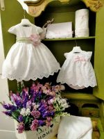 Abito Dolce Estate Teto e Tatta Elegante e romantico abito per neonata di Teto e Tatta in candido sangallo, 100% cotone, modello a manica corta con cintura con fiore applicato. Capo elegante adatto a Battesimo e cerimonie. Abito da Battesimo Lista Nascita Abito da Cerimonia Neonata Corredino