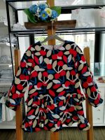 Abito manica lunga Retro Summer Abito girocolllo a manica lunga - 100% cotone e viscosa, stampa fantasia all over - con balze al fondo e chiusura con bottone a goccia sul retro.