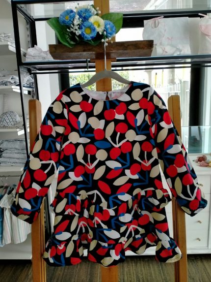 Abito manica lunga Retro Summer Abito girocolllo a manica lunga - 100% cotone e viscosa, stampa fantasia all over - con balze al fondo e chiusura con bottone a goccia sul retro.