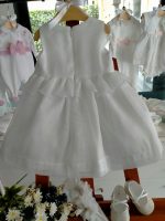 Abito misto lino Margherita Abito smanicato misto lino con ampia sottogonna in tulle e cotone, volant in vita con decoro di spille motivo margherite. Made in Italy Abito da Battesimo Abito da Cerimonia Neonata