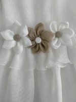 Abito misto lino Margherita Abito smanicato misto lino con ampia sottogonna in tulle e cotone, volant in vita con decoro di spille motivo margherite. Made in Italy Abito da Battesimo Abito da Cerimonia Neonata