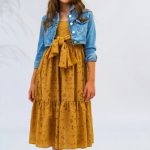Abito ragazza Abito smanicato, modello lungo in sangallo con spalline elastiche arricciate e cintura/fiocco.