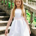 Abito smanicato La Vie En Rose Abito senza maniche con scollo tondo, cintura in tessuto con fiocco applicato. Dettaglio spalline incrociate dietro con fiocco in evidenza e allacciatura con zip nascosta.