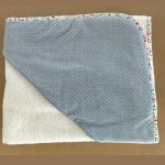 Asciugamano spugna Fiorellini Quadrato spugna per neonata - 100% cotone - con cappuccio fantasia piccoli pois, bordato in tessuto fantasia fiorellini. Made in Italy