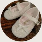 Ballerina glitter neonata Ballerina glitter per neonata con fibbia dorata e fiocchetto.