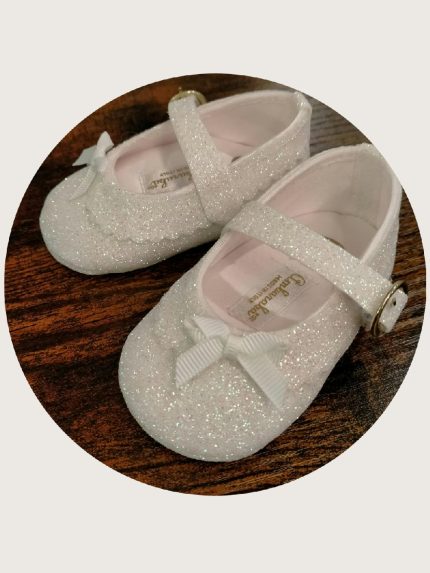 Ballerina glitter neonata Ballerina glitter per neonata con fibbia dorata e fiocchetto.