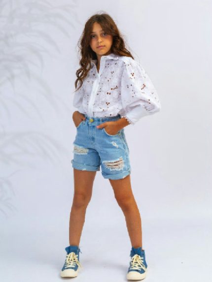 Bermuda denim Bermuda in denim elasticizzato con strappi, modello cinque tasche.