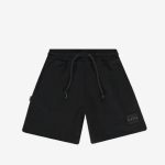 Bermuda in felpa Pantaloncino corto - 100% cotone tinta unita - con patch logo nera cucita sul fianco della gamba sinistra, cintura elastica a costine con coulisse con cordini neri. Vestibilità regolare.