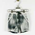 BERMUDA JERSEY STONE WASHED Bermuda baby in jersey di cotone con comoda coulisse. Colore antracite effetto stone washed. Taglie 3/36 mesi.