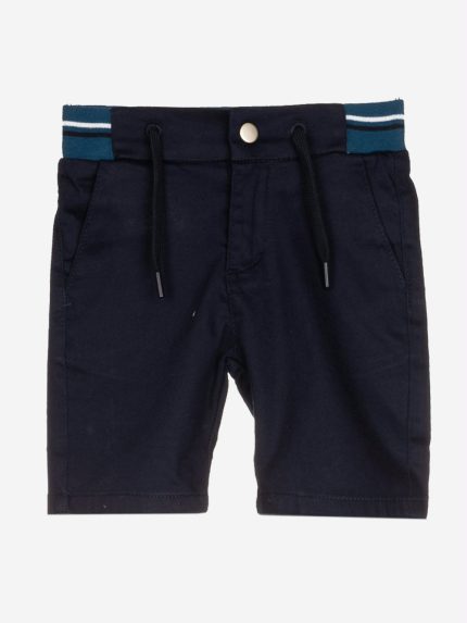 Bermuda twill Shorts in twill con taschine laterali, cintura elastica e allacciatura con bottone.