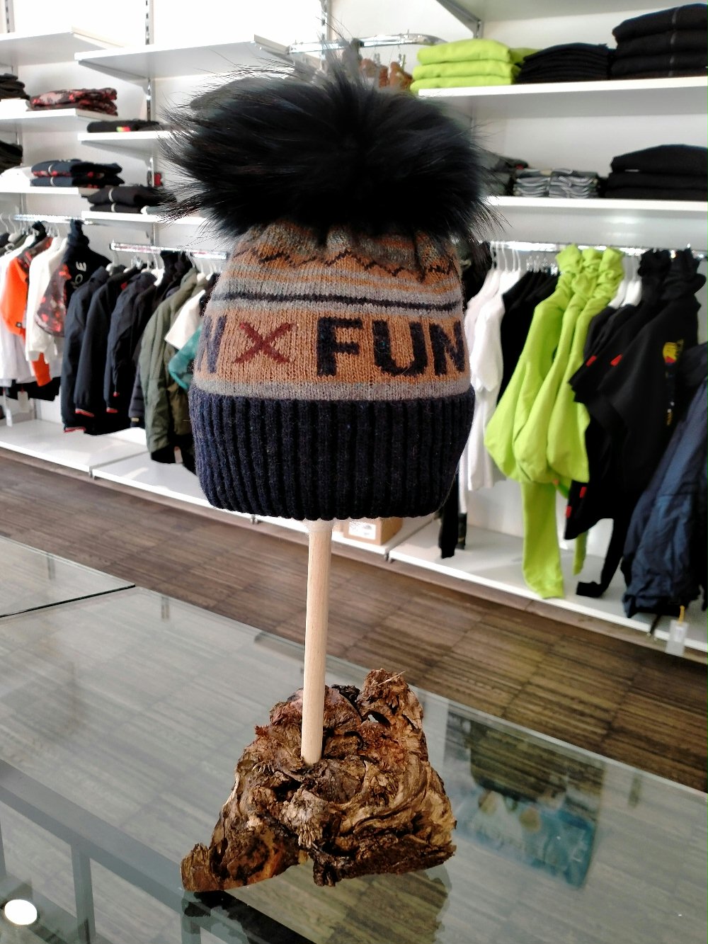 Berretto con pompon pelo GUS JZG219 00 Berretto con pompon pelo GUS Berretto GUS con pompon in pelo, ideale nelle giornate fredde,il filato in lana e viscosa garantisce un efficace isolamento termico, proteggendo la testa del bambino dal freddo e dal vento e la fodera in cotone elasticizzato garantisce una comoda vestibilità.