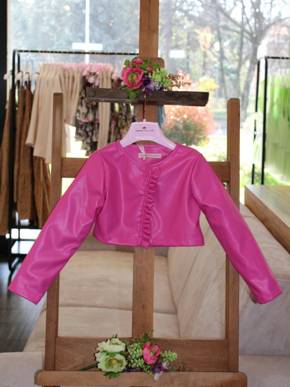 Bolero ecopelle PHBBL3002 00 Bolero ecopelle Bolero girocollo in ecopelle. Modello versatile, abbinabile ad abitini eleganti e a look più sportivi.