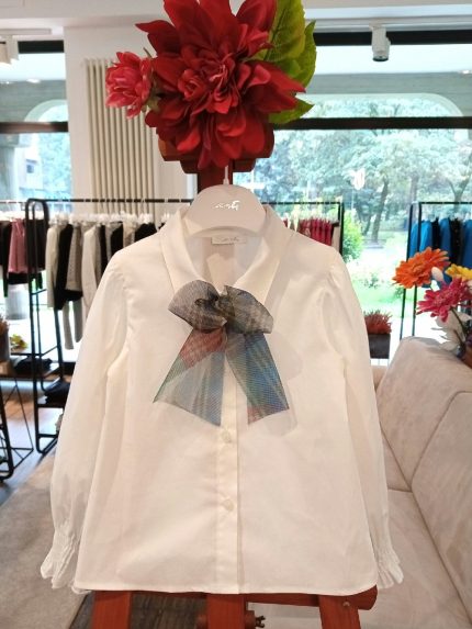 Camicia bimba Camicia a manica lunga in cotone stretch con fiocco multicolor in tulle, fondo manica arricciato. Made in Italy