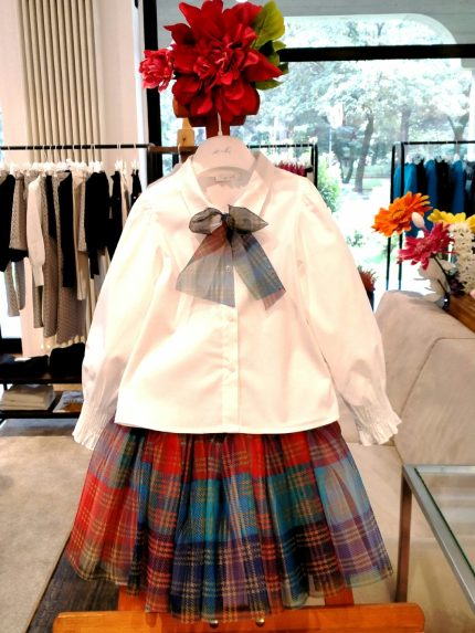 Camicia bimba Camicia a manica lunga in cotone stretch con fiocco multicolor in tulle, fondo manica arricciato. Made in Italy