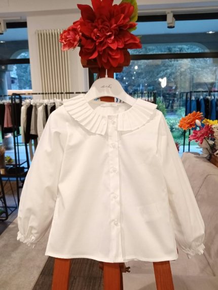 Camicia bimba Camicia a manica lunga in cotone elasticizzato con colletto a pieghe piatte, polsi elasticizzati. Made in Italy