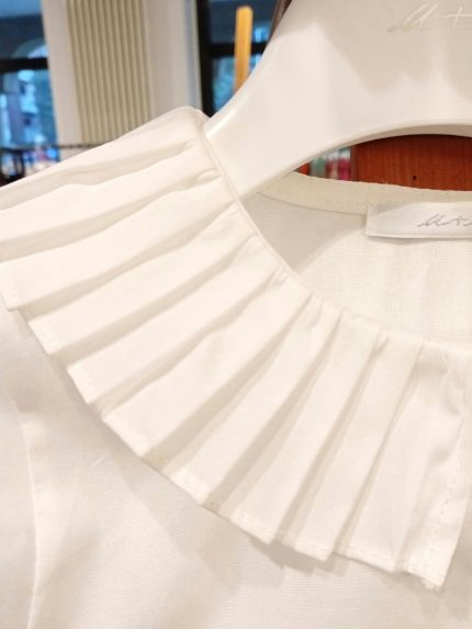 Camicia bimba Camicia a manica lunga in cotone elasticizzato con colletto a pieghe piatte, polsi elasticizzati. Made in Italy