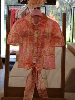 Camicia fantasia manica corta Camicia per ragazza a maniche corte a palloncino, tessuto 100% cotone fantasia Paisley all over, abbottonatura frontale, da annodare sul davanti.
