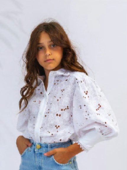 Camicia pizzo ragazza Camicia in pizzo a manica lunga con polsino alto a tre bottoni e fondo con decoro pizzo smerlato.