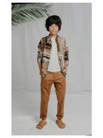 CAMICIA VISCOSA FANTASIA OVER-D: Camicia fantasia, 100% viscosa, collo alla coreana. Taglie 4/16 anni.