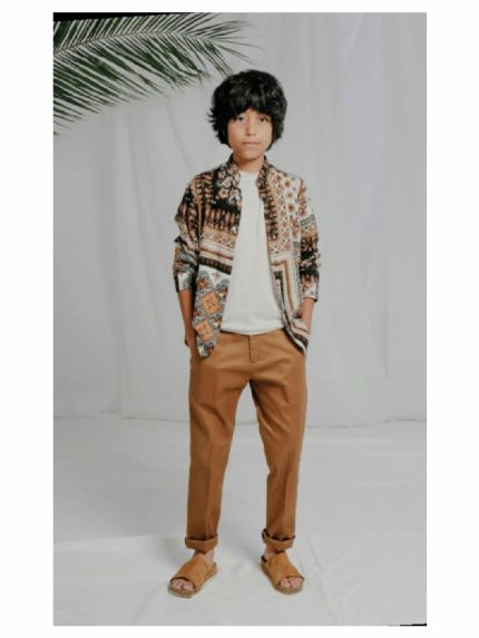 CAMICIA VISCOSA FANTASIA OVER-D: Camicia fantasia, 100% viscosa, collo alla coreana. Taglie 4/16 anni.