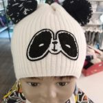 Cappello bimbo Panda Cappello per neonato in tessuto a coste - misto lana/viscosa/cashmere - doppio pompon in tessuto, comodi laccetti, fodera in pile 100% cotone, patch applicata.