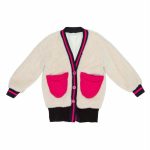 Cardigan ragazza Originale cardigan in filato fluffy con polsi e fondo elasticizzati in colore a contrasto, tasche in maglia di colore fuxia applicate, completamente foderato. Made in Italy