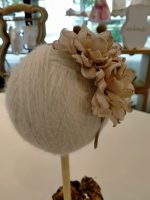 Cerchietto 2 fiori Siena Raffinato cerchietto per bambina con due maxi fiori in tinta unita. L'accessorio di stile per look eleganti o sporty chic.