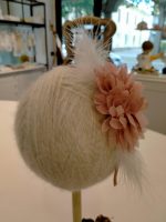 Cerchietto con due fiori e piuma Siena Raffinato cerchietto per bambina con due fiori in tinta unita e piuma. L'accessorio di stile per look eleganti o sporty chic.