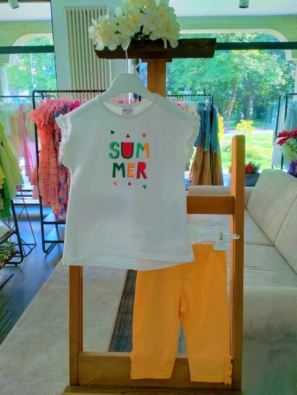 Competo due Pezzi Fields Of Flowers Completo in cotone composto da: T.shirt stampata con maniche corte con rouche e scollo tondo + Leggings con elastico in vita e rouche al fondo.