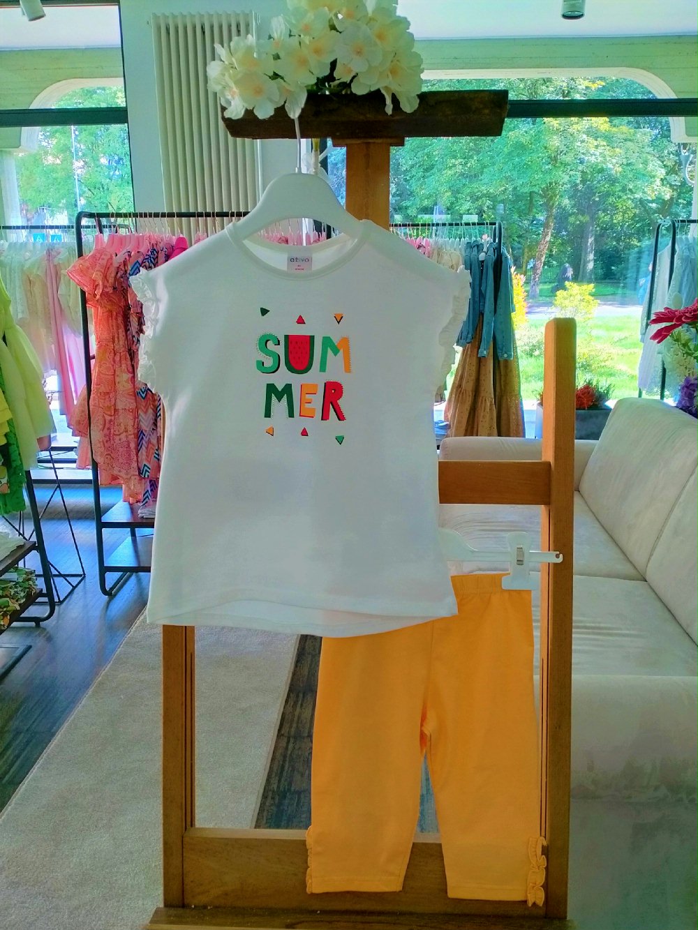 Competo due Pezzi Fields Of Flowers C3109 00 Competo due Pezzi Fields Of Flowers Completo in cotone composto da: T.shirt stampata con maniche corte con rouche e scollo tondo + Leggings con elastico in vita e rouche al fondo.
