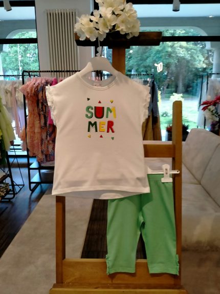 Competo due Pezzi Fields Of Flowers Completo in cotone composto da: T.shirt stampata con maniche corte con rouche e scollo tondo + Leggings con elastico in vita e rouche al fondo.