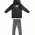 Completo 2 pezzi maxi felpa Completo in felpa stretch per bambina di Sarabanda composto da: maxi felpa girocollo con cappuccio, arricchita da stampa e lunghezza asimmetrica + leggings con elastico in vita stampato con fantasia all over.