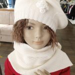 Completo cappello/sciarpa Mikaela Completo in filato di lana/cashmere composto da basco - foderato in cotone - con fiori applicati e sciarpa maglia rasata.