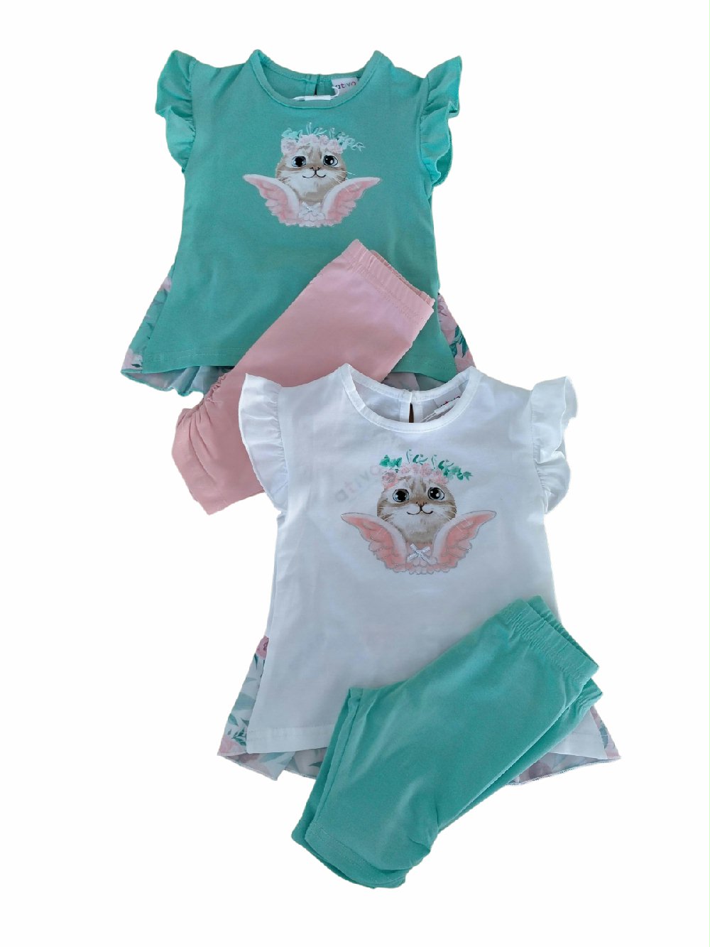 Completo Cerimonia a Pois Ativo Kids C2865 00 Completo Cerimonia a Pois Ativo Kids Completo composto da: t.shirt girocollo a maniche corte a volant con stampa frontale e apertura a goccia con chiusura a bottone, dorso più lungo con balza in tessuto fantasia all over + leggings basic con elastico in vita.