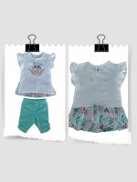 Completo Cerimonia a Pois Ativo Kids Completo composto da: t.shirt girocollo a maniche corte a volant con stampa frontale e apertura a goccia con chiusura a bottone, dorso più lungo con balza in tessuto fantasia all over + leggings basic con elastico in vita.