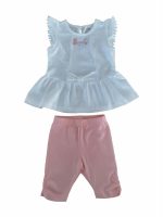 Completo Cerimonia a Pois Ativo Kids Completo in cotone composto da: T.shirt con maniche corte e scollo tondo, stampa frontale e apertura a goccia con chiusura a bottone, balza al fondo e applicazione di un fiocco sul davanti + leggings basic a gamba corta con elastico in vita e piccolo dettaglio laterale arricciato.