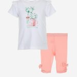 Completo Cerimonia a Pois Ativo Kids Completo composto da t.shirt stampata con maniche corte e scollo tondo, piccolo volant applicato al giromanica + leggings corto con elastico in vita e dettaglio fiocco applicato sul fianco.