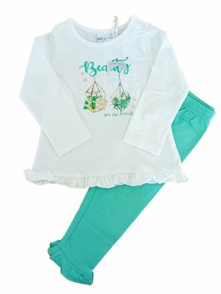 Completo Cerimonia a Pois Ativo Kids Completo in cotone composto da t.shirt stampata a maniche lunghe con scollo tondo e apertura a goccia con chiusura a bottone sul retro, finitura arricciata + leggings con elastico in vita e bordo a balza.