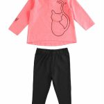 Completo due pezzi bambina Completo due pezzi per bambina realizzato in jersey stretch di cotone mano pesca. La maglietta è a manica lunga con stampa gattino e strass. Apertura dietro fino alla taglia 3 anni. Il leggings a tinta unita ha l'elastico in vita e cuore di strass sul fondo gamba.