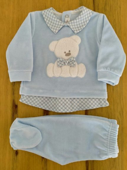 Completo due pezzi Cielo Completo clinico lungo in ciniglia per neonato composto da: maglia con colletto in fantasia a quadri e decoro orsetto + pantaloni in ciniglia tinta unita. Made in Italy