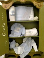Completo due pezzi Cielo Completo clinico lungo in ciniglia per neonato composto da: maglia con colletto in fantasia a quadri e decoro orsetto + pantaloni in ciniglia tinta unita. Made in Italy