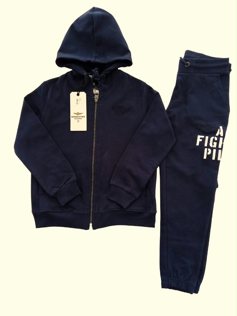 Completo due pezzi felpa AM Fighter Pilot 241TF052J_B08 Streetwear Frecce Tricolori 00 Completo due pezzi felpa AM Fighter Pilot Aeronautica Militare - Outfit Felpa e Cargo per Bambini e Ragazzi : Eleganza e Comfort per i Piccoli Piloti Streetwear Frecce Tricolori