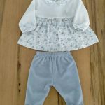 Completo due pezzi Liberty Clinico in ciniglia per neonata: maglia con colletto e balza in fantasia liberty e ricamo fiore fatto a mano+ pantaloncini con piedino. Made in Italy