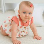 Completo due pezzi neonata Set 2 pezzi Mayoral: t-shirt e salopette in cotone per la tua piccola principessa