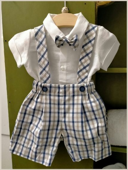Completo due pezzi Orsetto Completo due pezzi per neonato misto lino/cotone composto da: pantaloncino corto con bretelle in fantasia check - 100% cotone - e body camicia a manica corta a tinta unita misto lino/cotone, abbinato papillon. Glam Lista Nascita Corredino