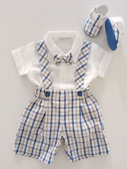 Completo due pezzi Orsetto Completo due pezzi per neonato misto lino/cotone composto da: pantaloncino corto con bretelle in fantasia check - 100% cotone - e body camicia a manica corta a tinta unita misto lino/cotone, abbinato papillon. Glam Lista Nascita Corredino