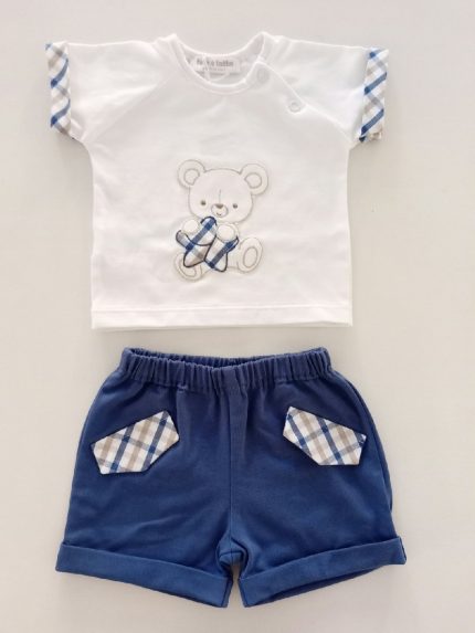 Completo due pezzi Orsetto Completo clinico corto per neonato in jersey stretch composto da: t.shirt a manica corta profilata in tessuto check e comoda apertura con bottoncini a pressione, ricamo orsetto con stella; abbinati i pantaloncini corti in jersey stretch con finte taschine in tessuto a quadri. Glam Lista Nascita Corredino