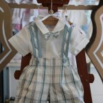 Completo due pezzi Ottanio Completo elegante due pezzi per neonato misto lino/cotone composto da: pantaloncino corto con bretelle in fantasia quadri - 100% cotone - e body camicia a manica corta a tinta unita misto lino/cotone, abbinato papillon.
